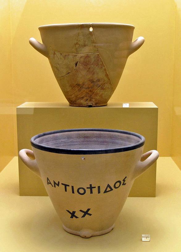 Đồng hồ nước bằng gốm khoảng cuối thế kỉ thứ V TCN.